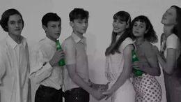 NO DIMOS NUESTRO PRIMER BESO